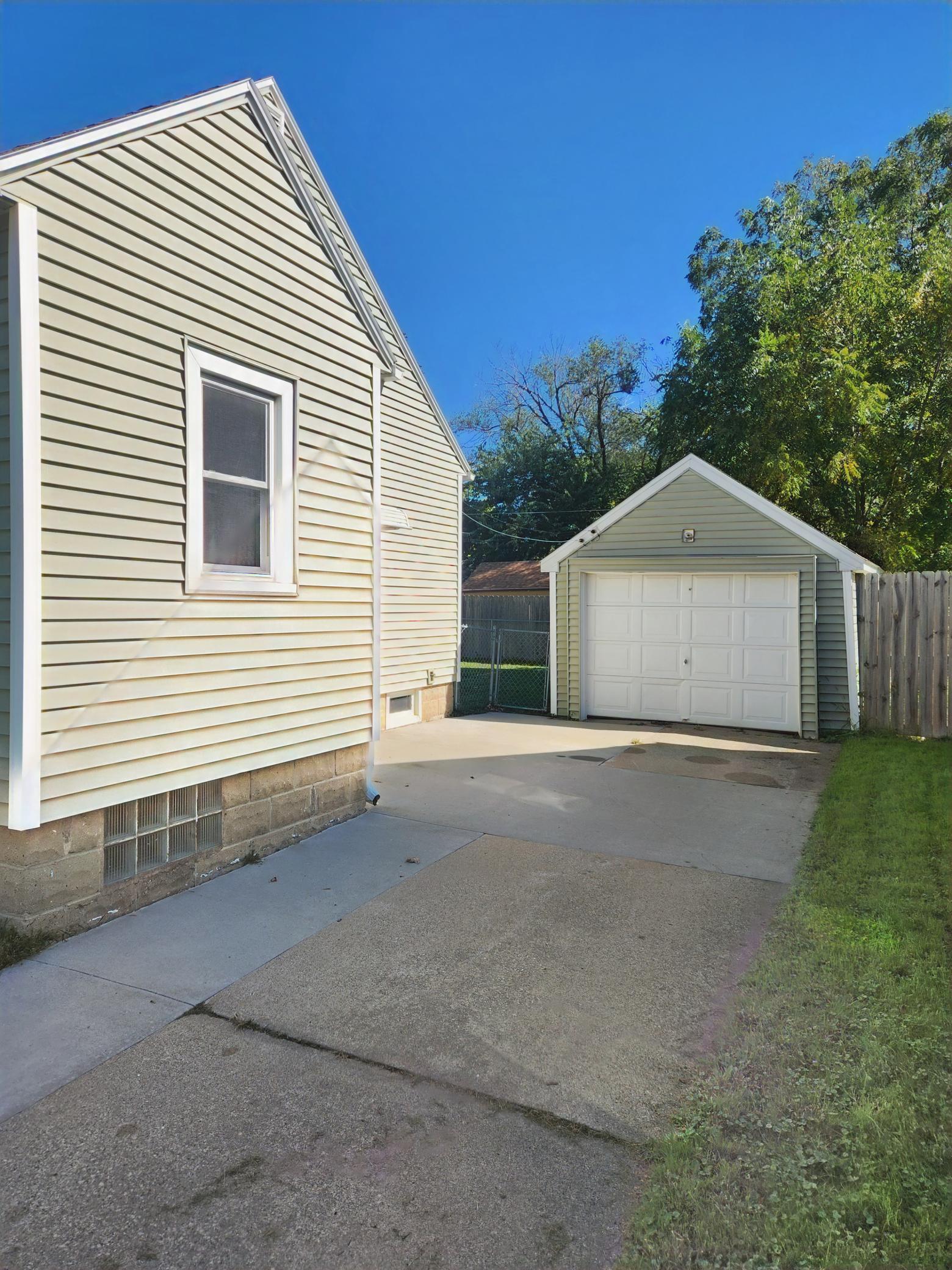 Concrete Driveway & Garage