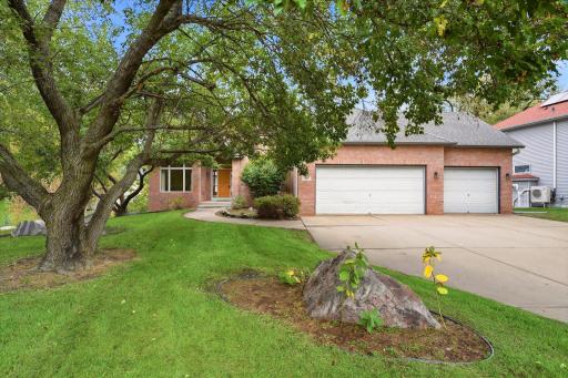 3200 Bent Tree Hills Drive, New Brighton, MN 55112