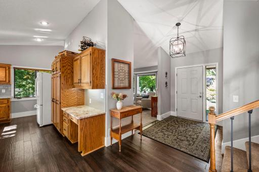 1205 Hilloway Circle, Burnsville, MN 55306