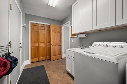 1205 Hilloway Circle, Burnsville, MN 55306