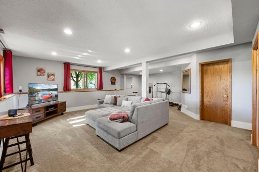 1205 Hilloway Circle, Burnsville, MN 55306