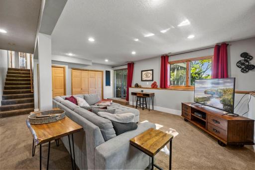 1205 Hilloway Circle, Burnsville, MN 55306