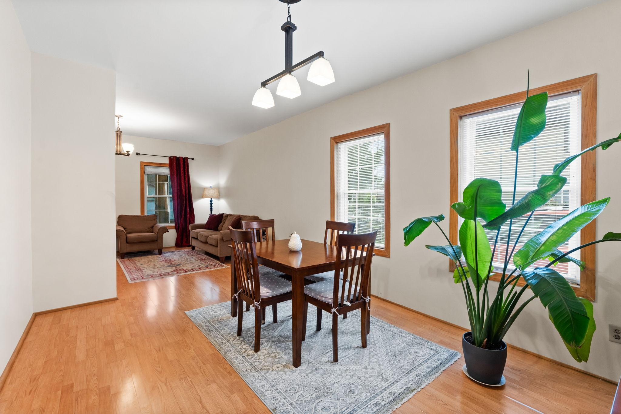 Open floor plan between living room and kitchen