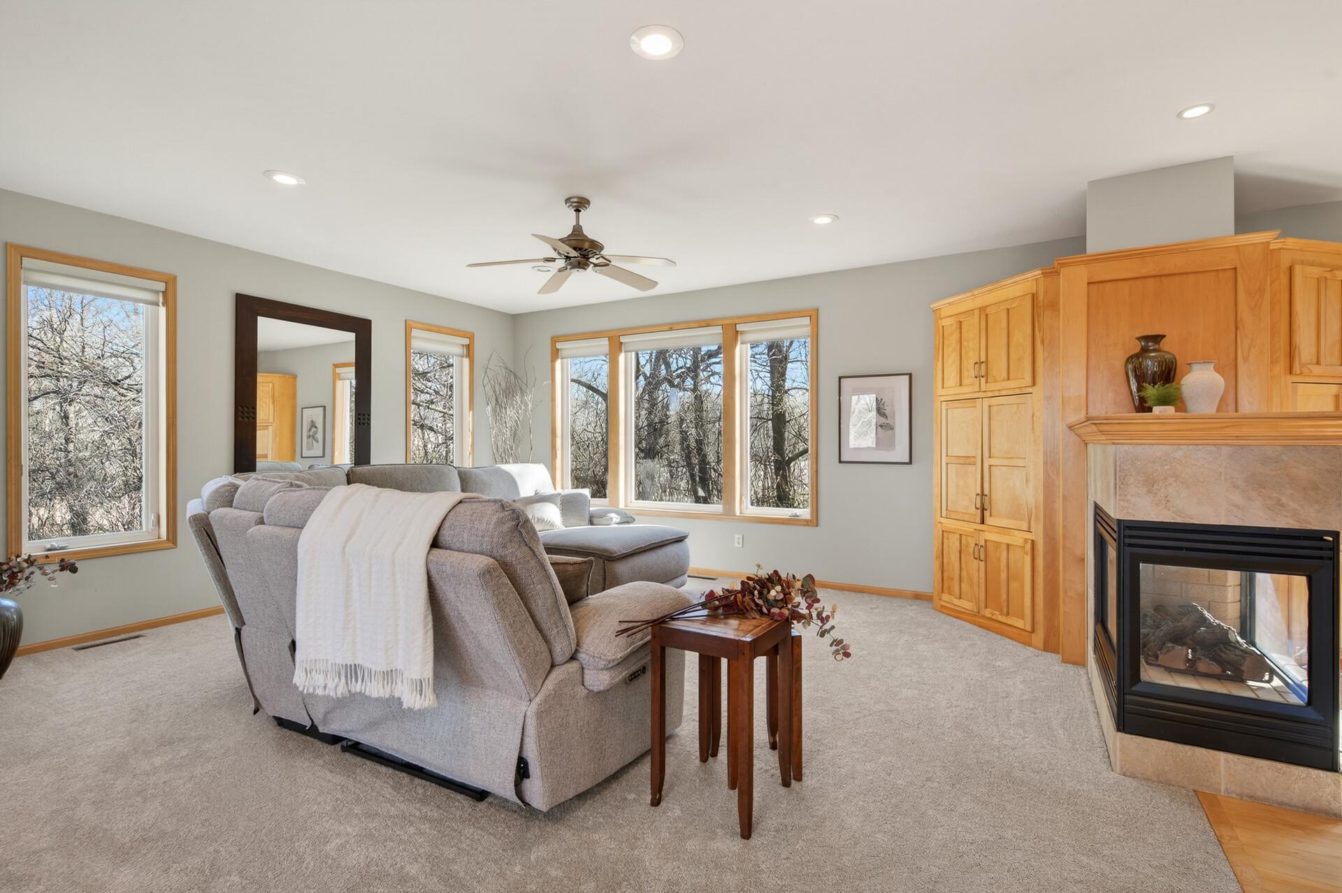 Large Living room with new carpet!