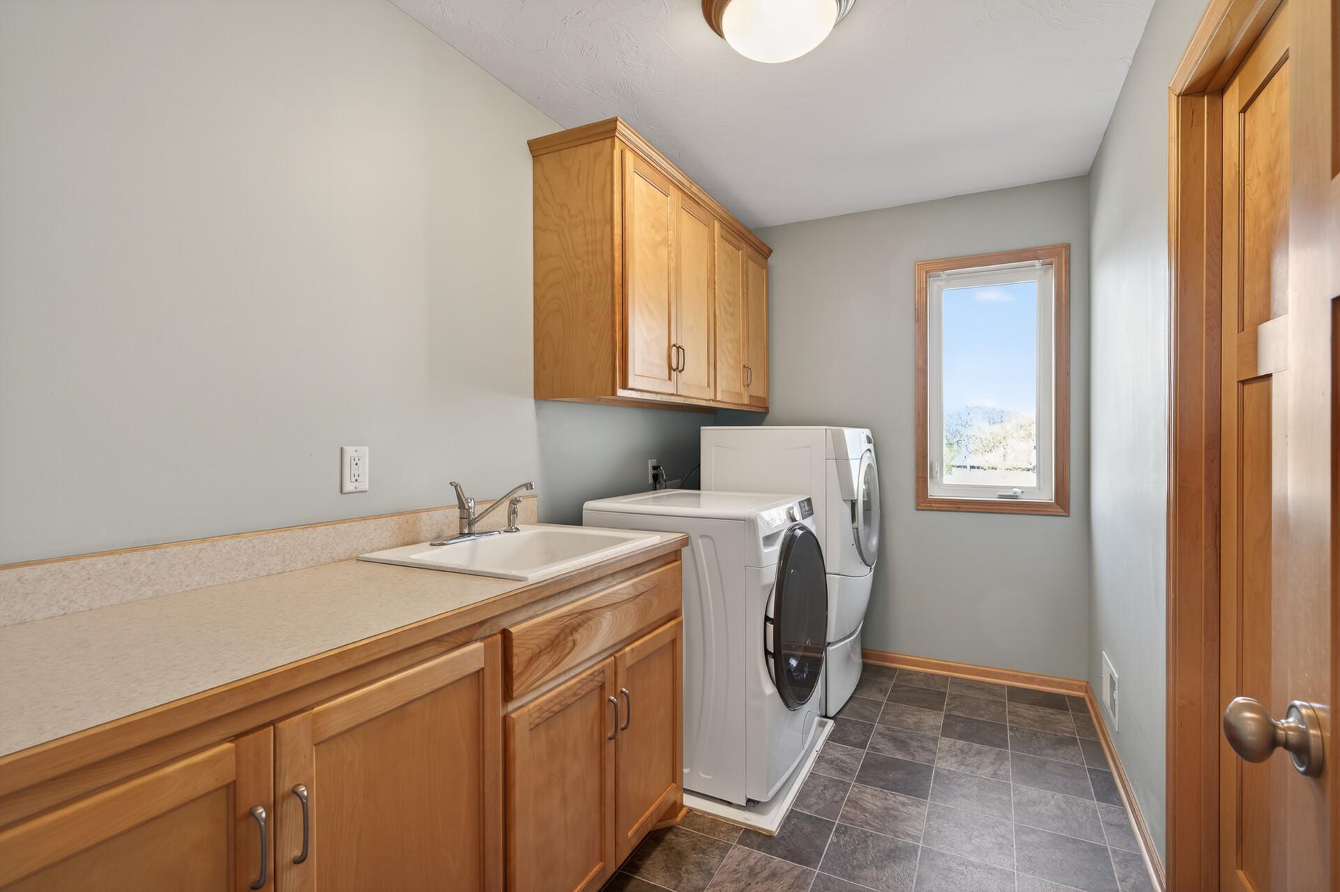 Laundry located up on 2nd level too!