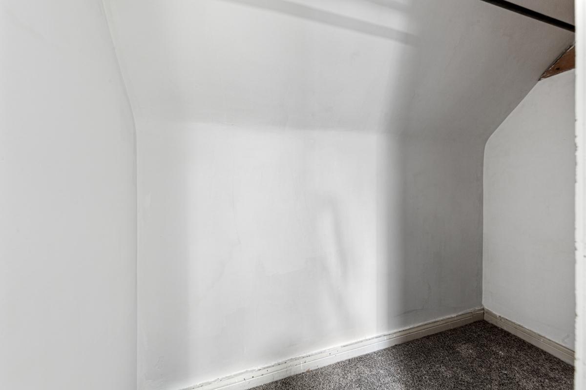 17 Closet_apt 2.jpg