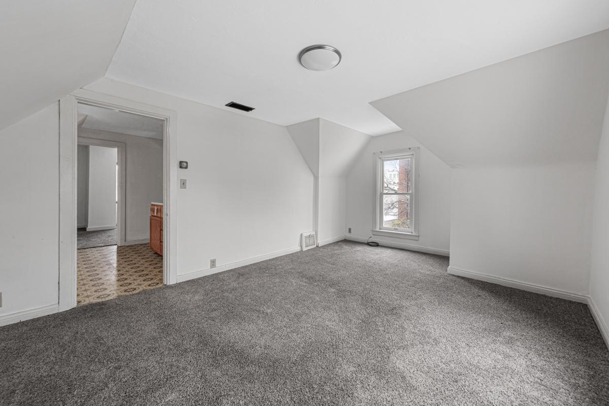 16 Living_apt 2.jpg