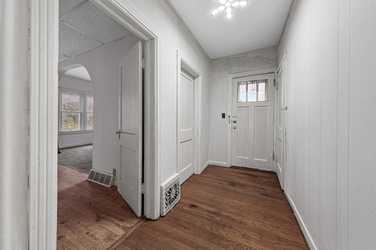 18 Entry_foyer_apt 1.jpg
