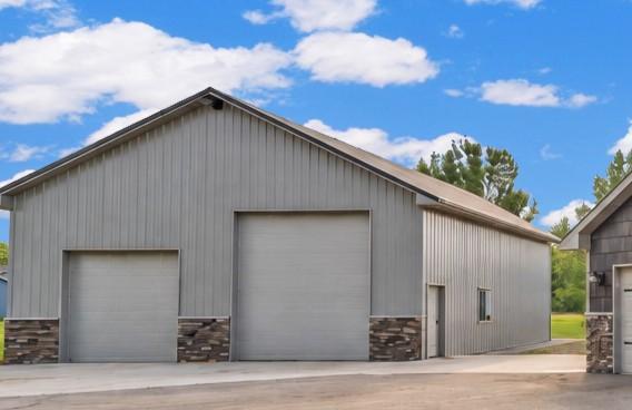 Great finished shop space with all the extras!