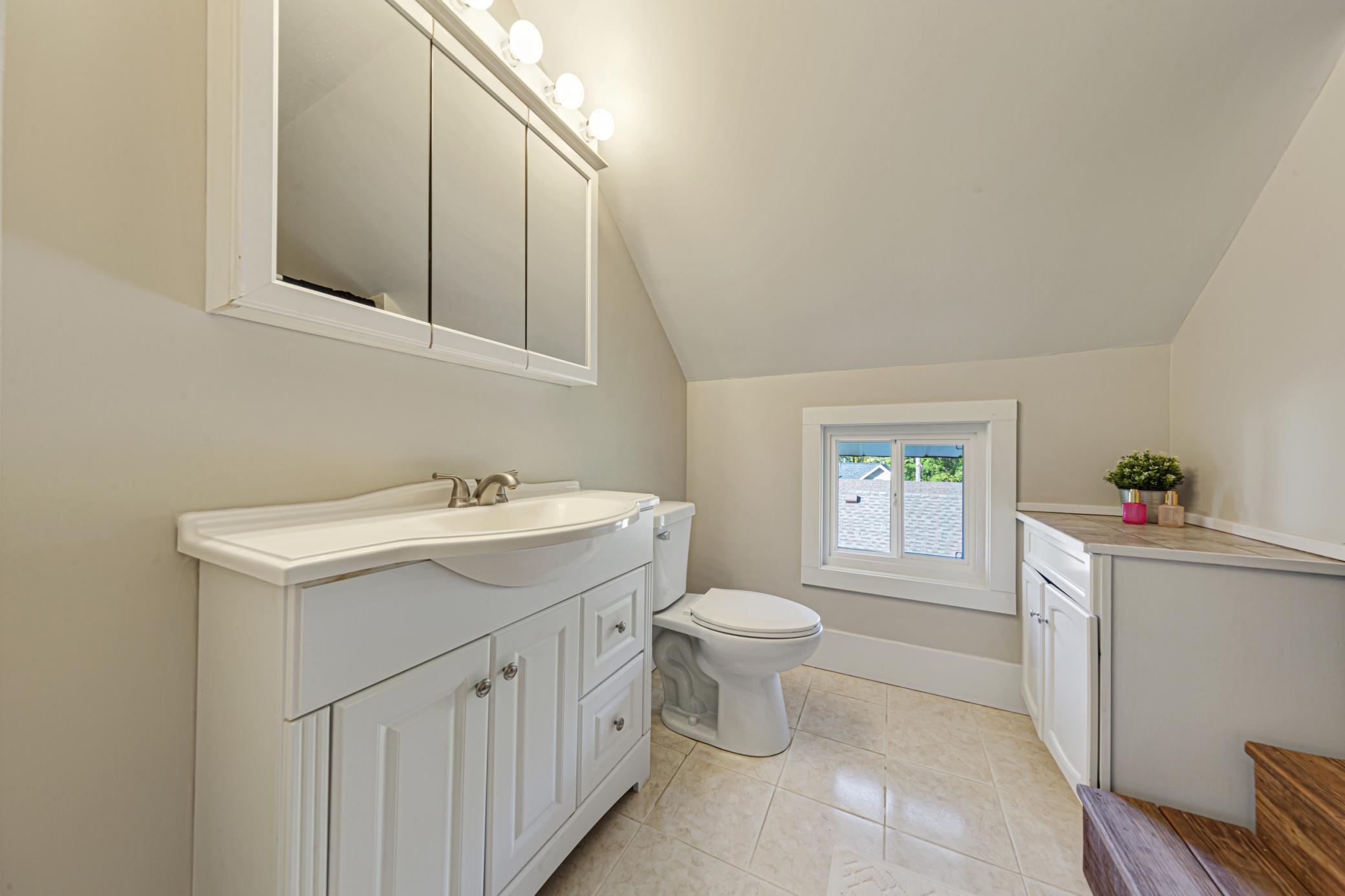 35 bathroom.jpg