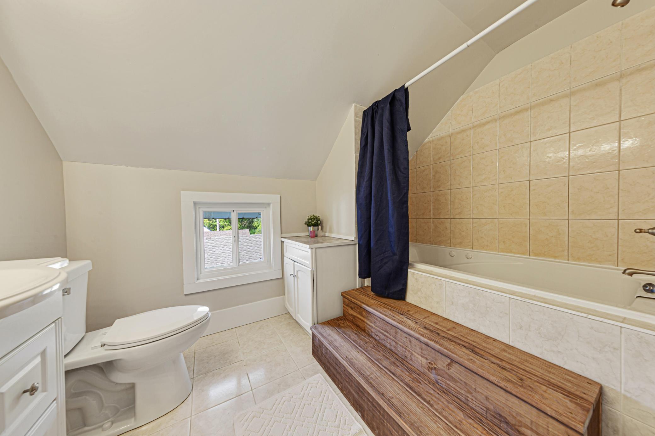 36 bathroom.jpg