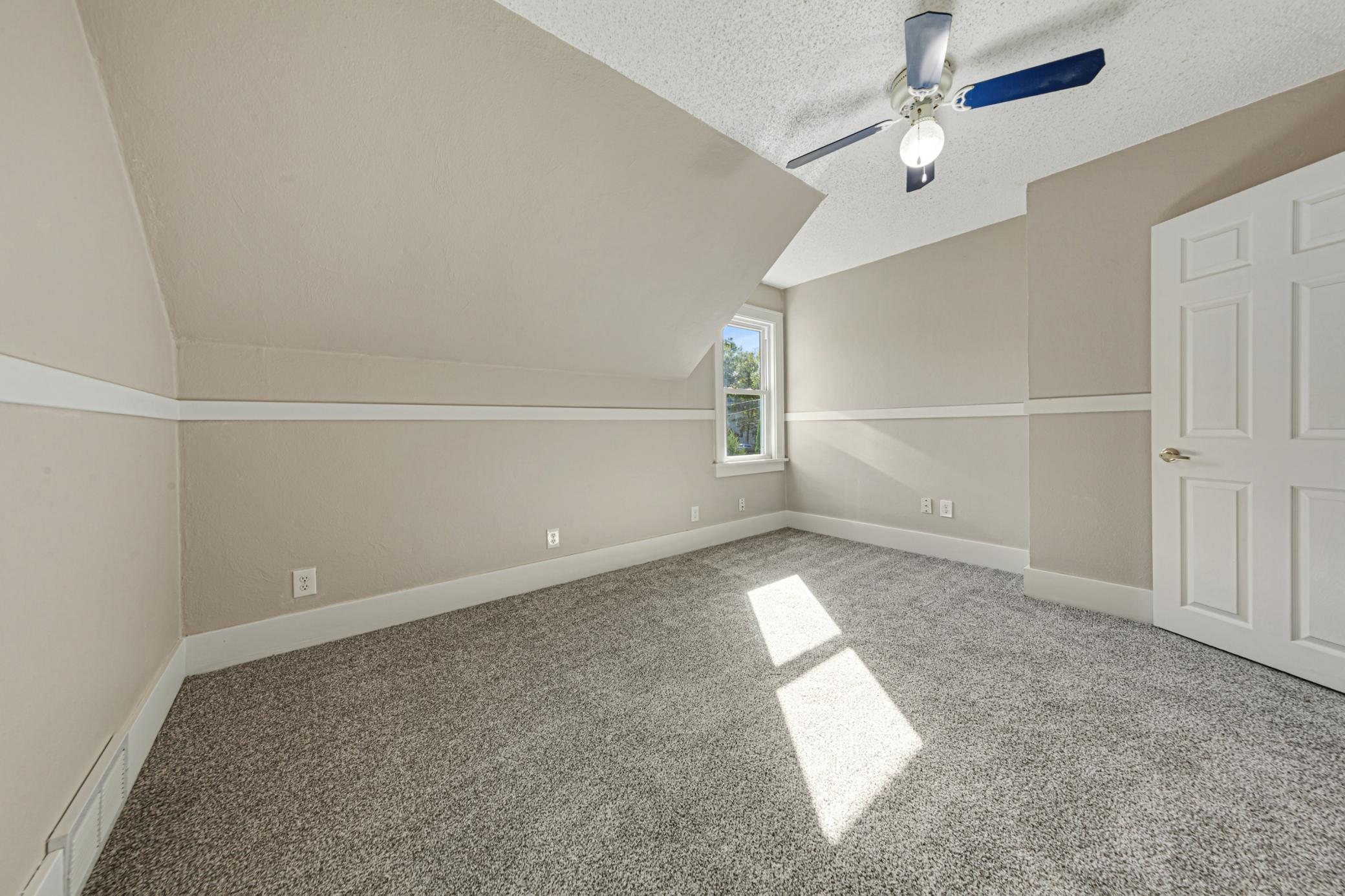 32 main bedroom.jpg