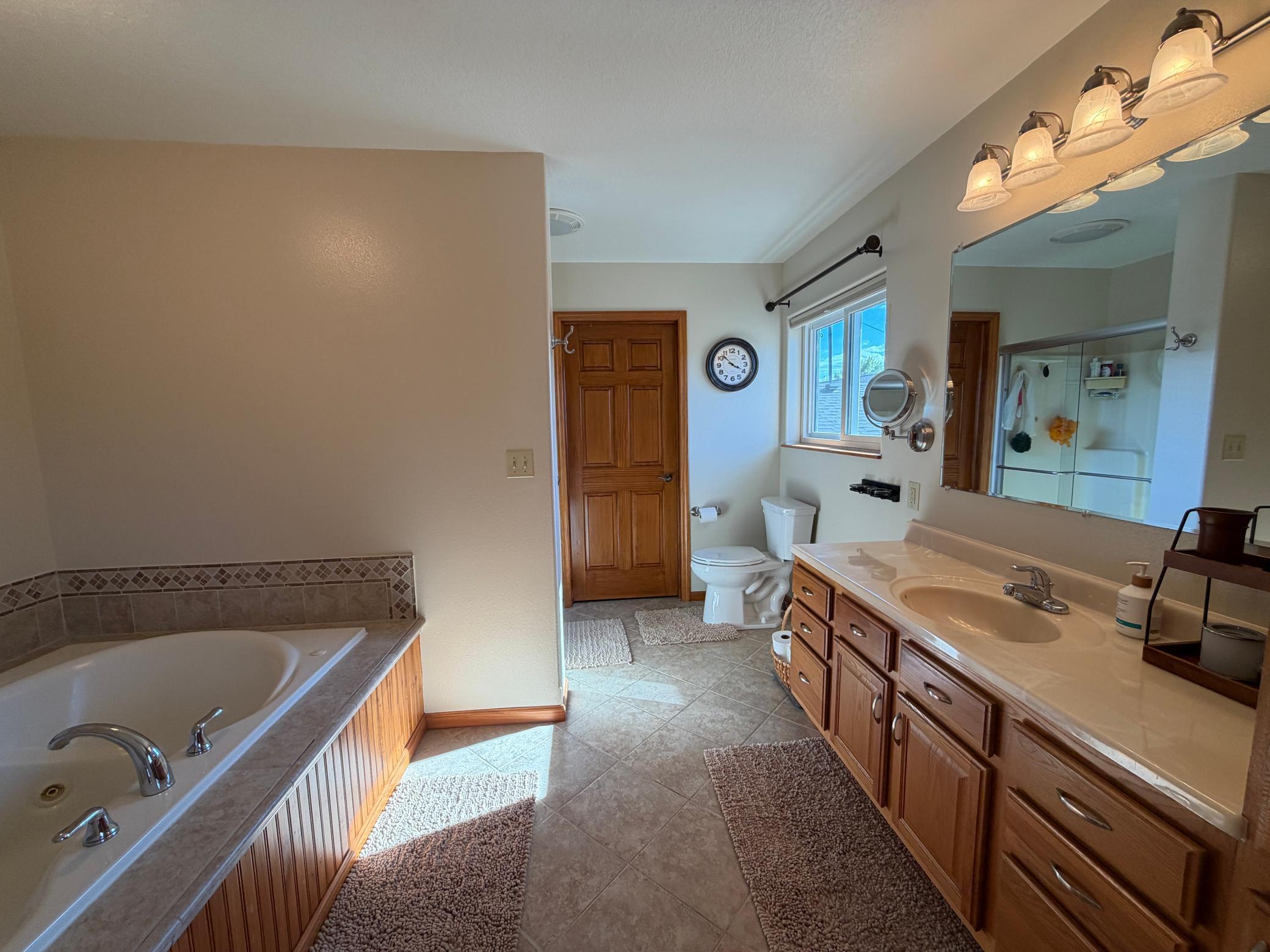 Upper level primary en-suite