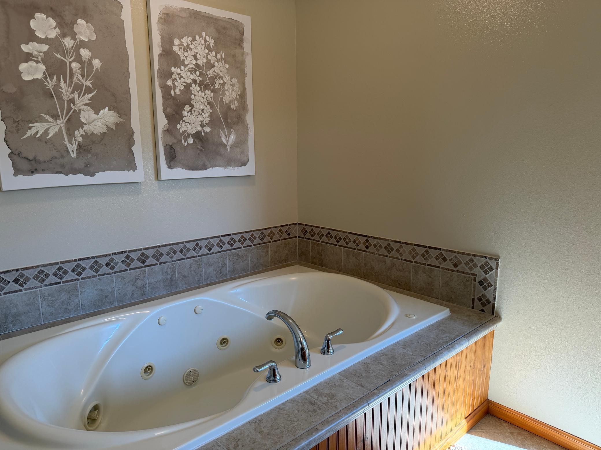 Upper level primary en-suite