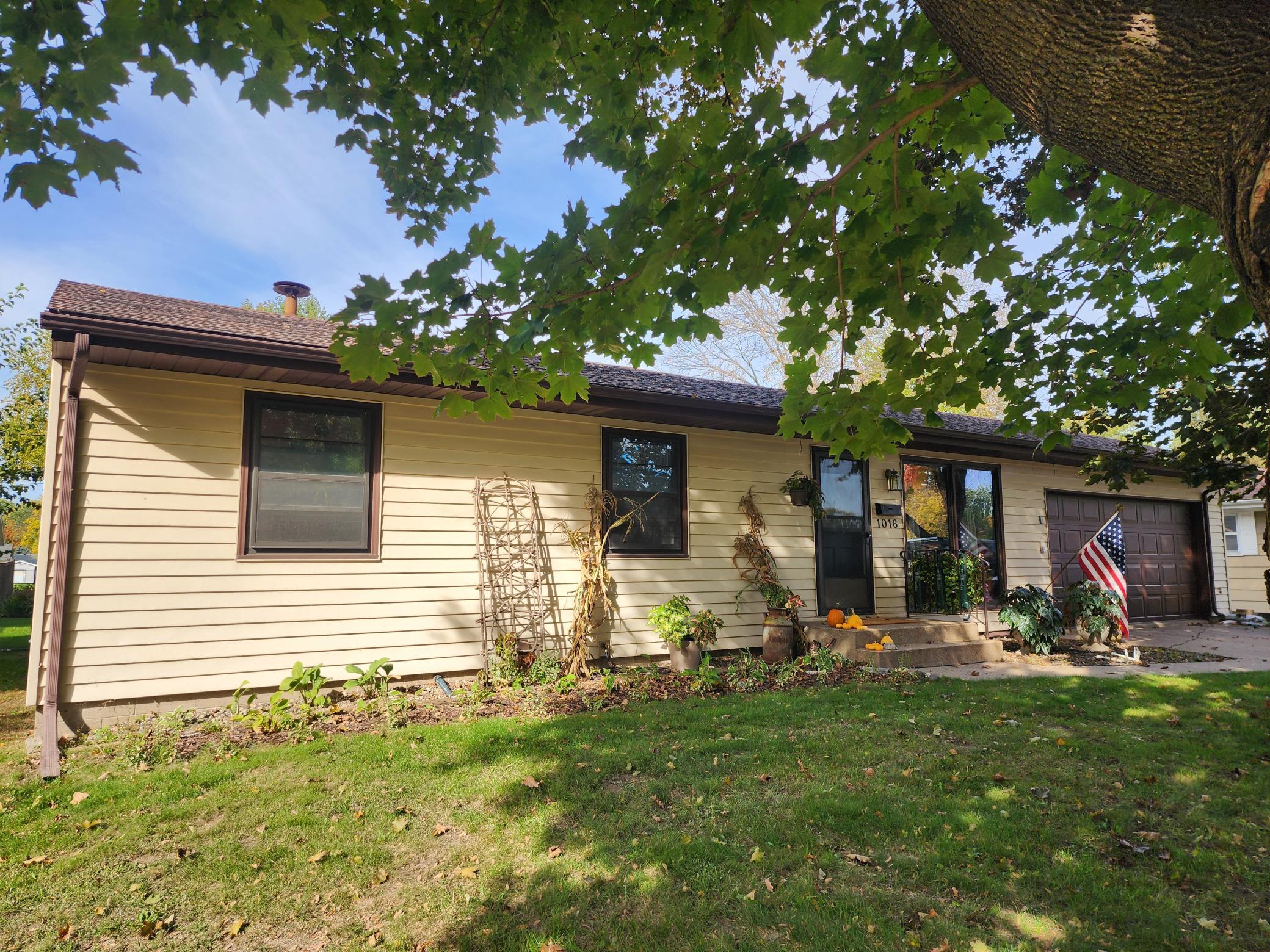 Welcome Home to this lovely 3 BR, 2 BA, 2 car garage home in Shakopee.