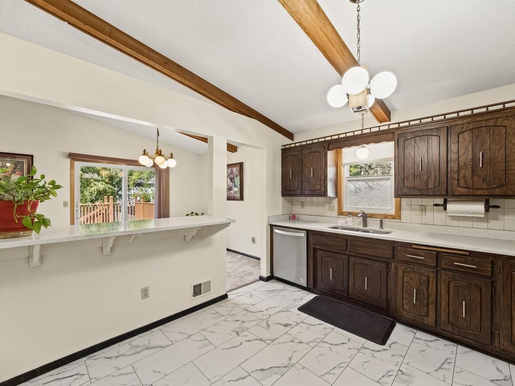 Kitchen breakfast bar could handle 3-4 barstools barstools or dining room table.