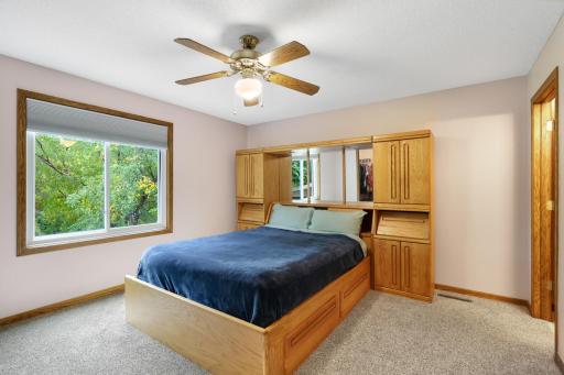 1001 Forest Glen Court, Burnsville, MN 55337