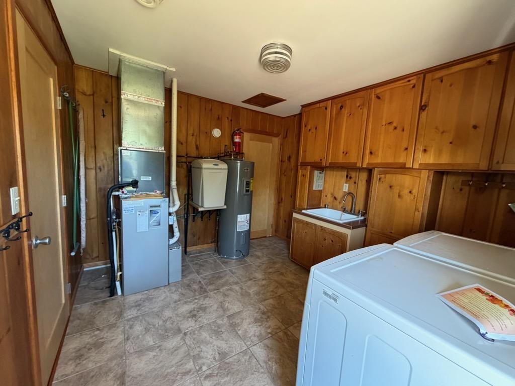 Mudroom/laundry