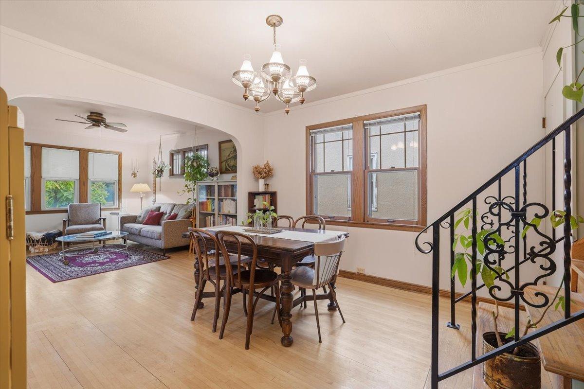 Dinner with friends, slow Sunday breakfasts or weeknight takeout—the dining room gives you a dedicated place to gather without feeling disconnected from the living space.