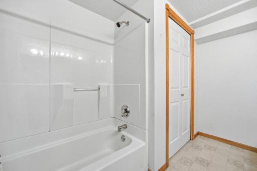 90 Cedar Avenue N, Fargo, ND 58102