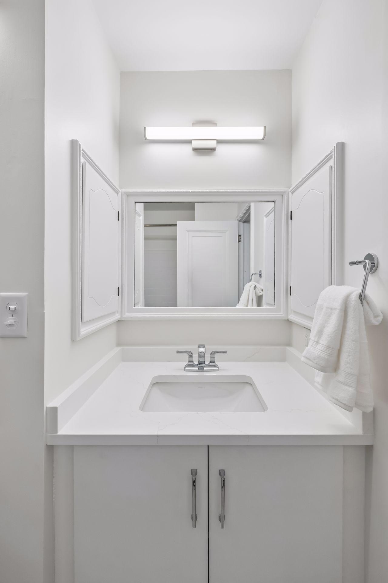 Full bathroom between the 2 bedrooms on main level