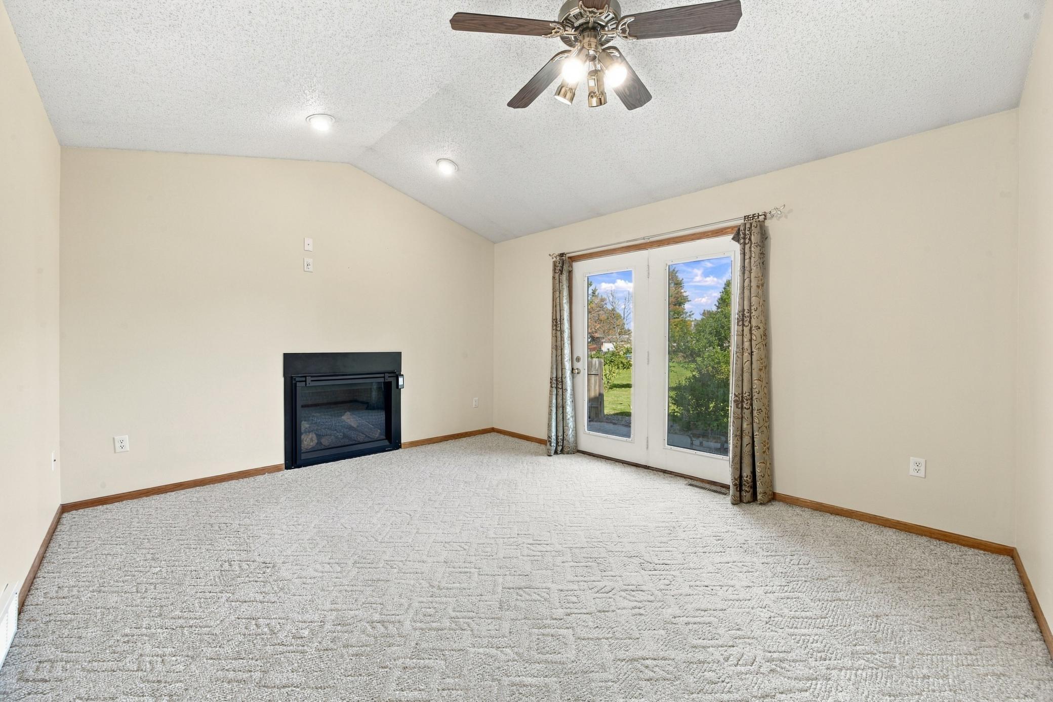 Family room w/fireplace