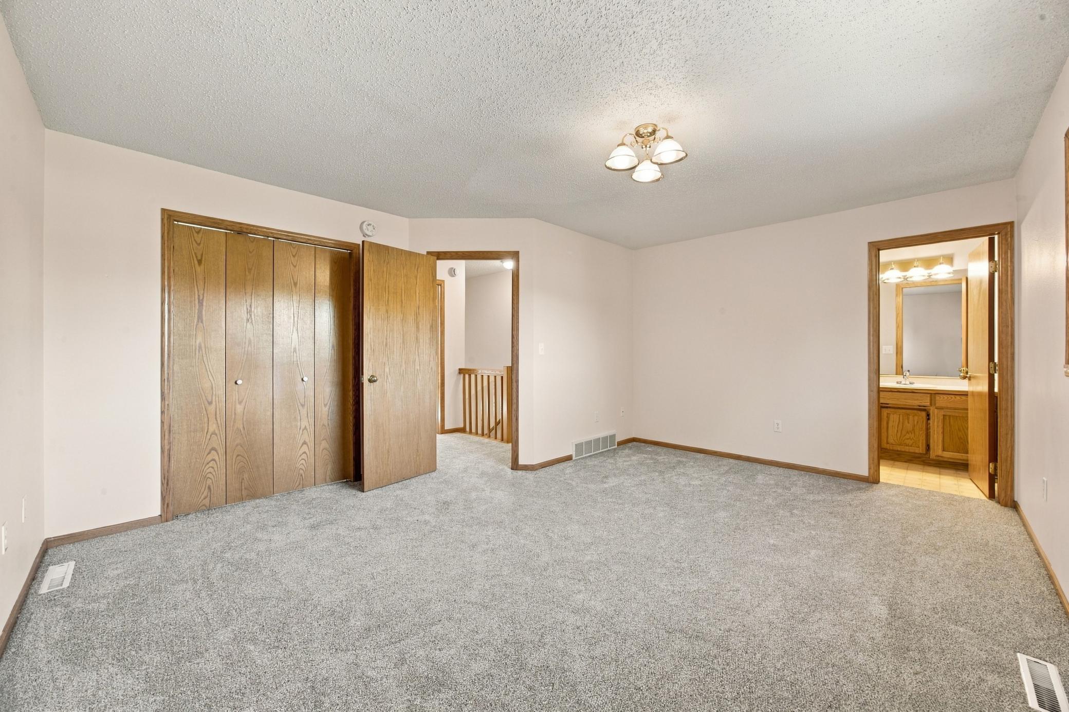 Primary bedroom w/ensuite bath