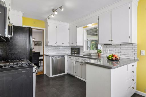 909 Manomin Avenue - Spacecrafting - 0015.jpg