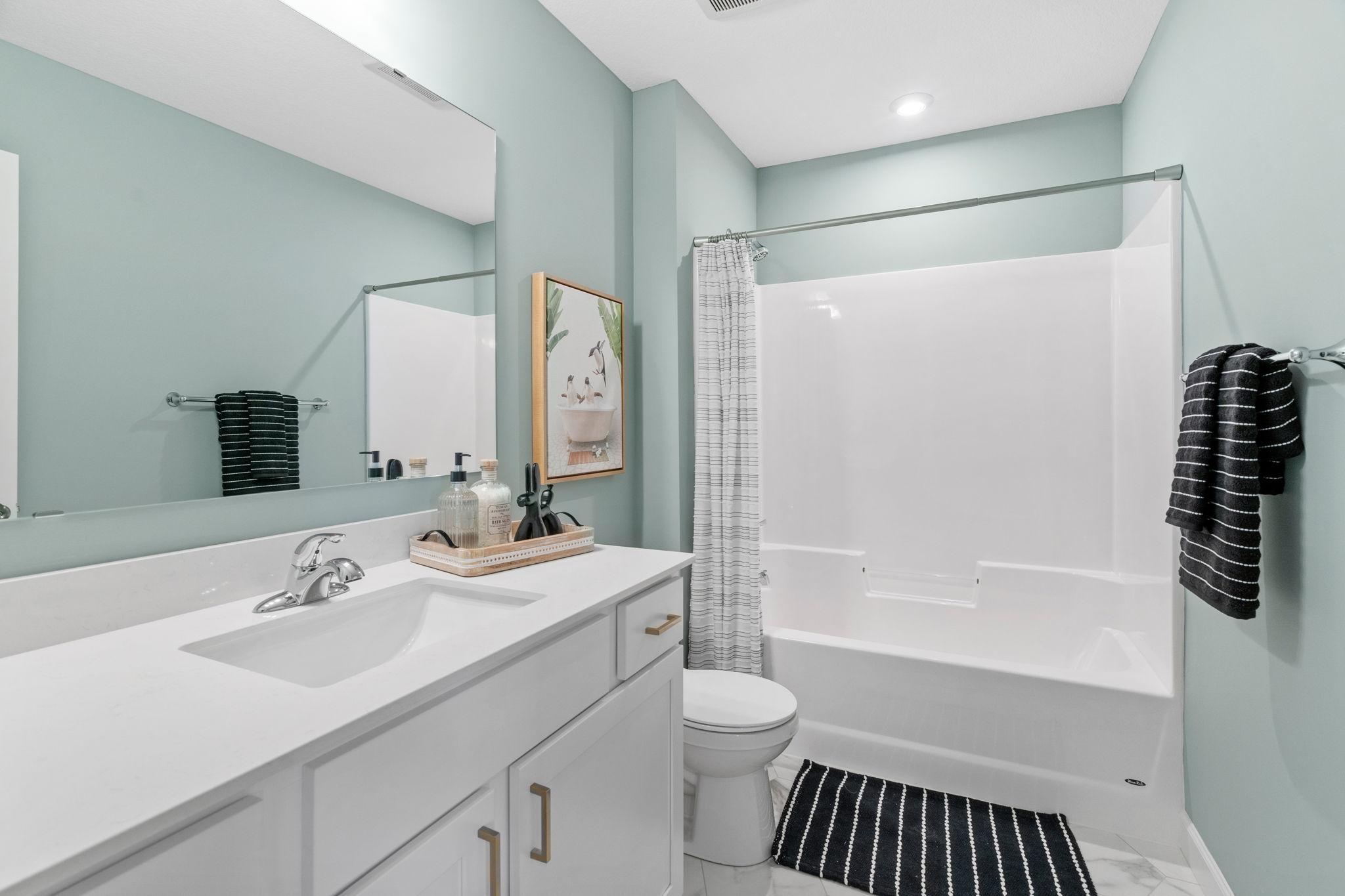 15. Main Bathroom.jpg