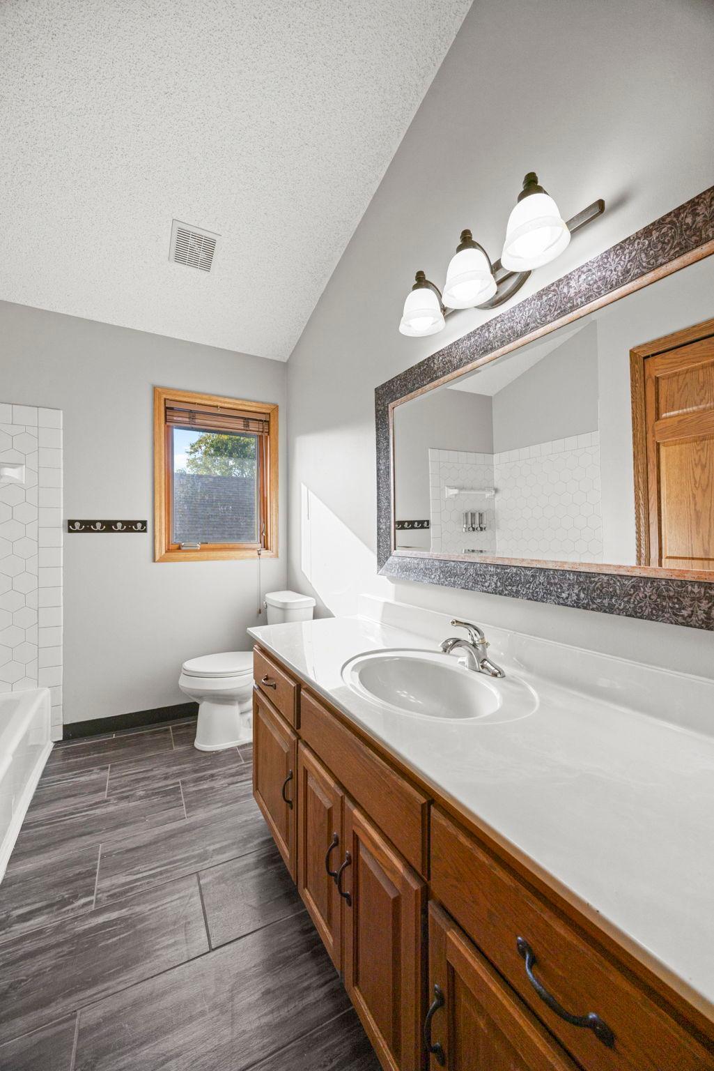 41-web-or-mls-1762 Drake Dr-140.jpg