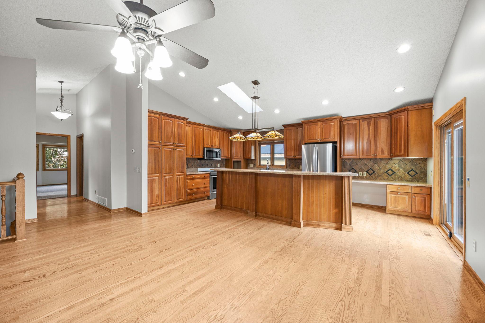 24-web-or-mls-1762 Drake Dr-64.jpg