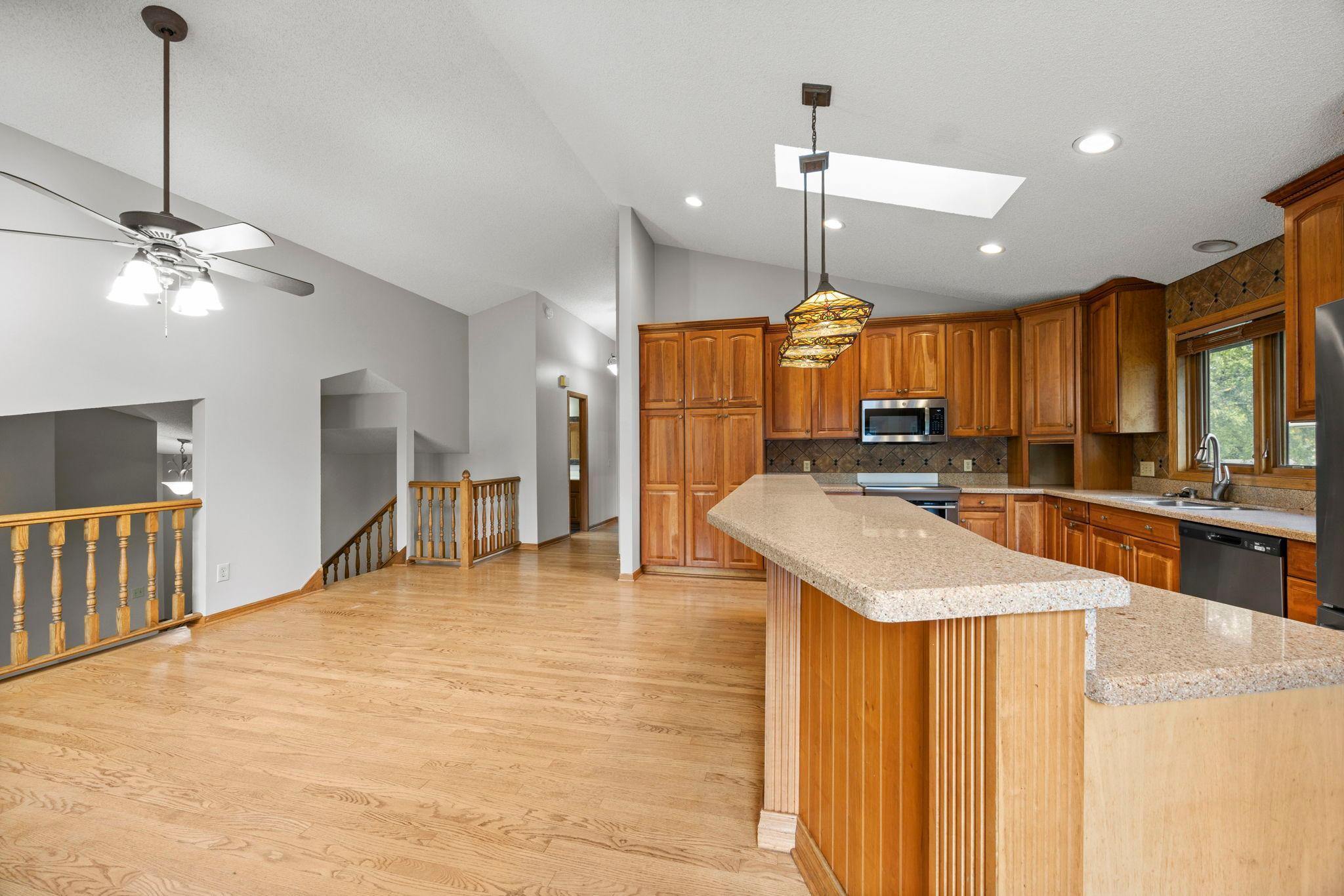 21-web-or-mls-1762 Drake Dr-49.jpg