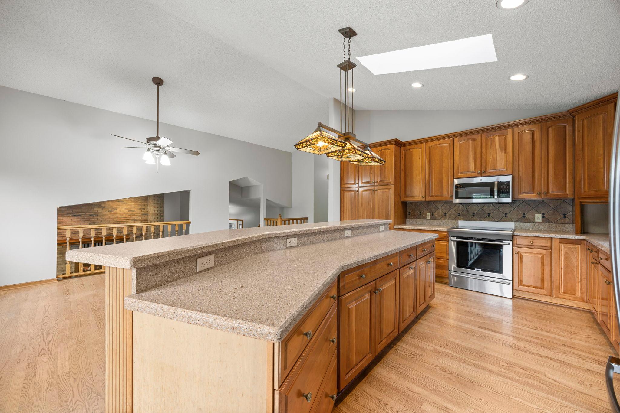 22-web-or-mls-1762 Drake Dr-54.jpg
