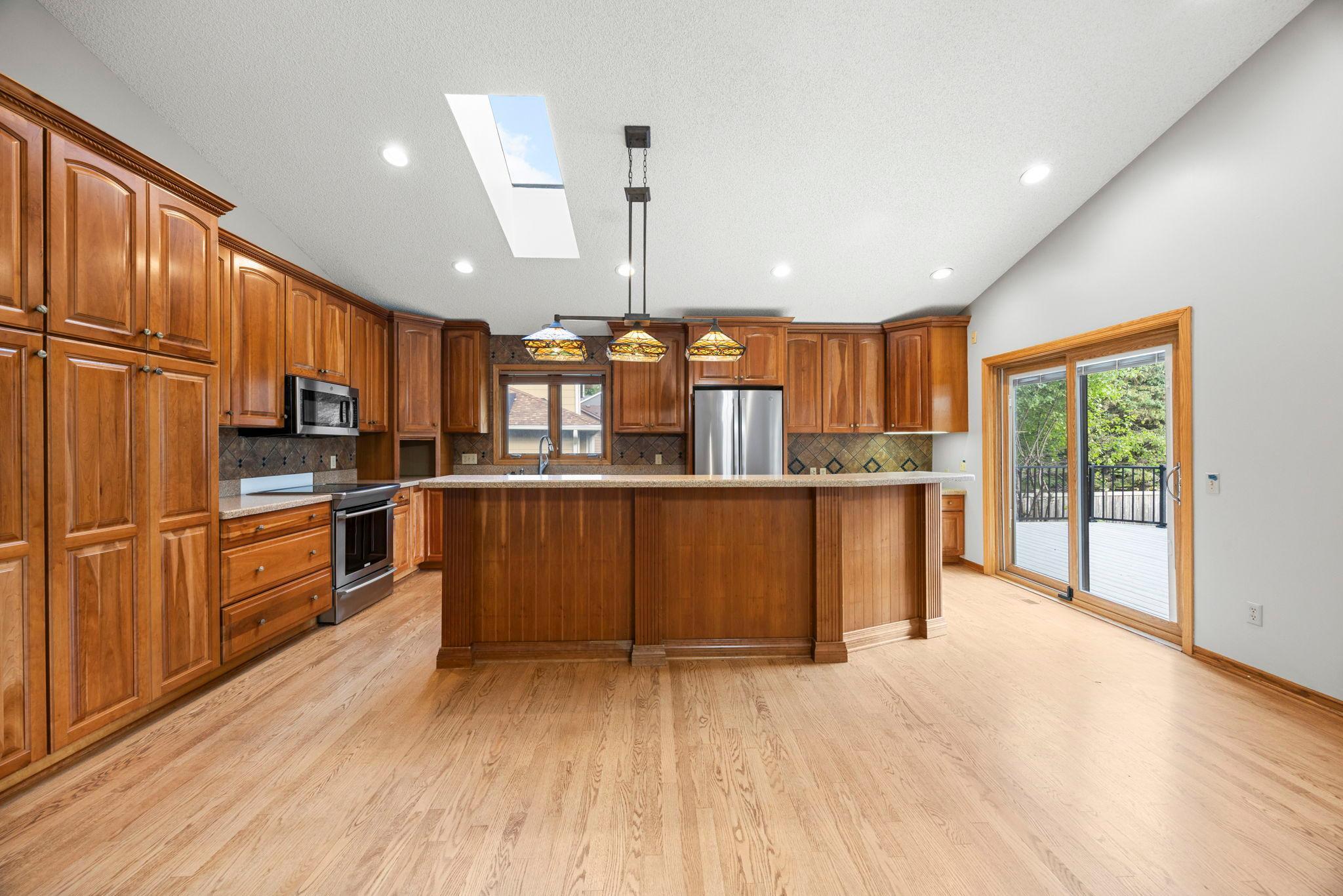 25-web-or-mls-1762 Drake Dr-69.jpg