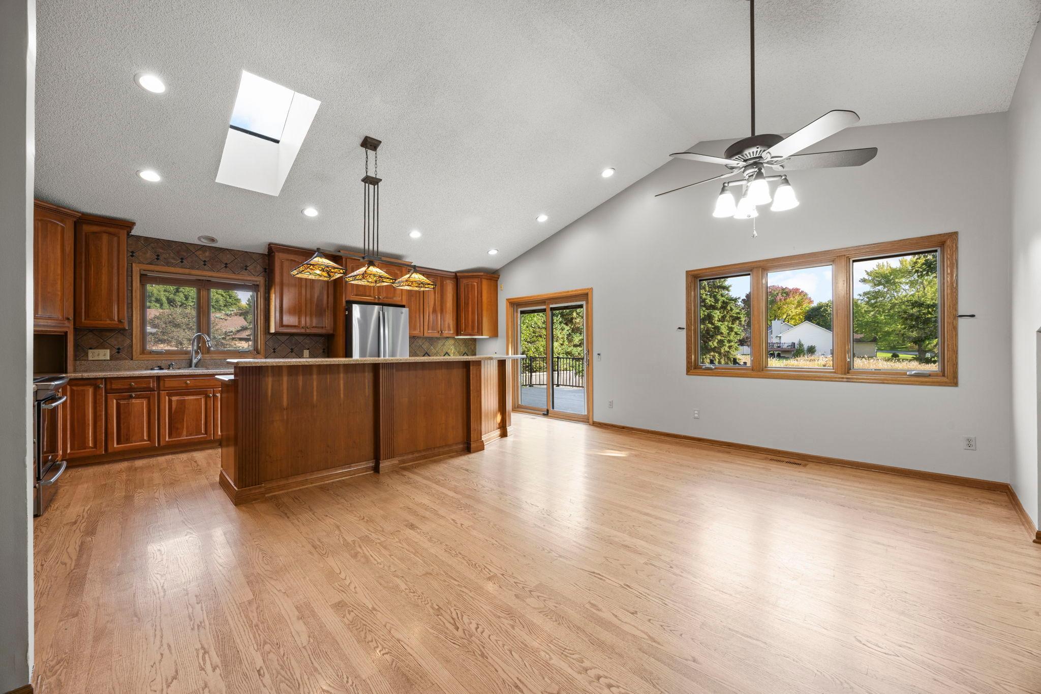 17-web-or-mls-1762 Drake Dr-29.jpg