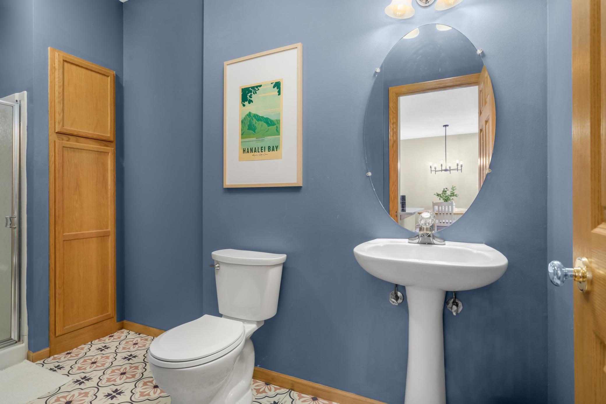 main floor bath w walk-in shower