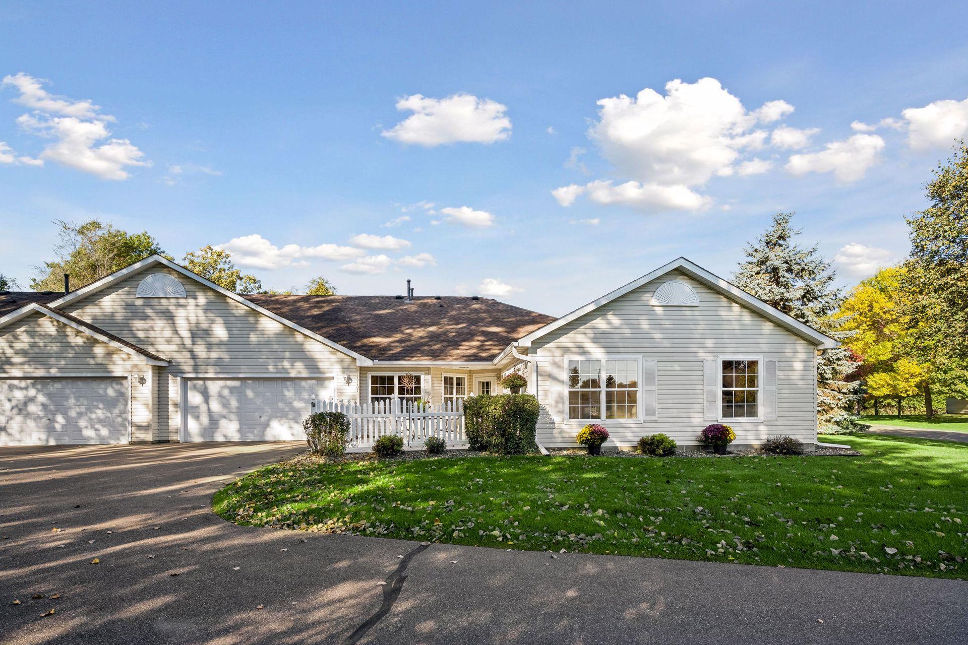 Lovely 2BR/2BA townhome in the heart of Elk River.