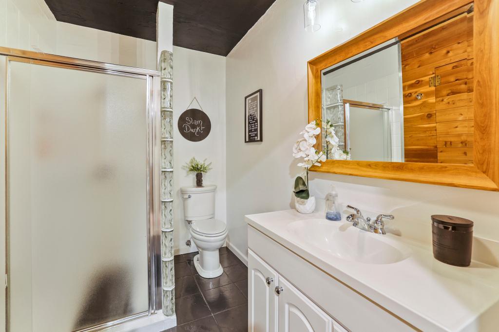 17500 82nd Ave N - MLS Sized - 022 - 22 Bathroom.jpg