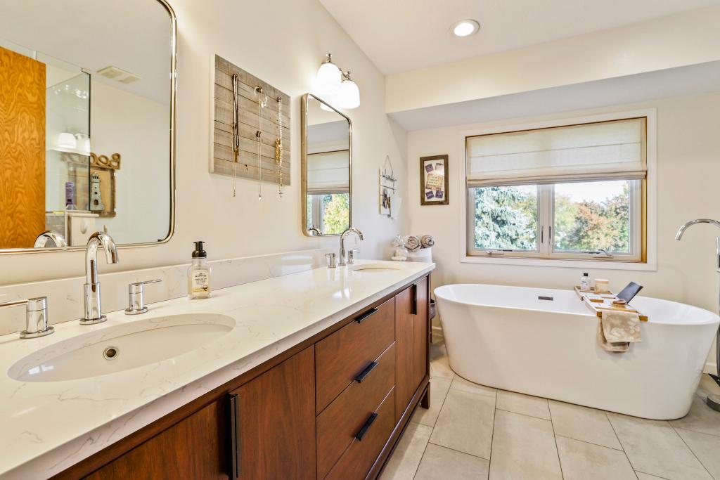 17500 82nd Ave N - MLS Sized - 017 - 17 Primary Bathroom.jpg