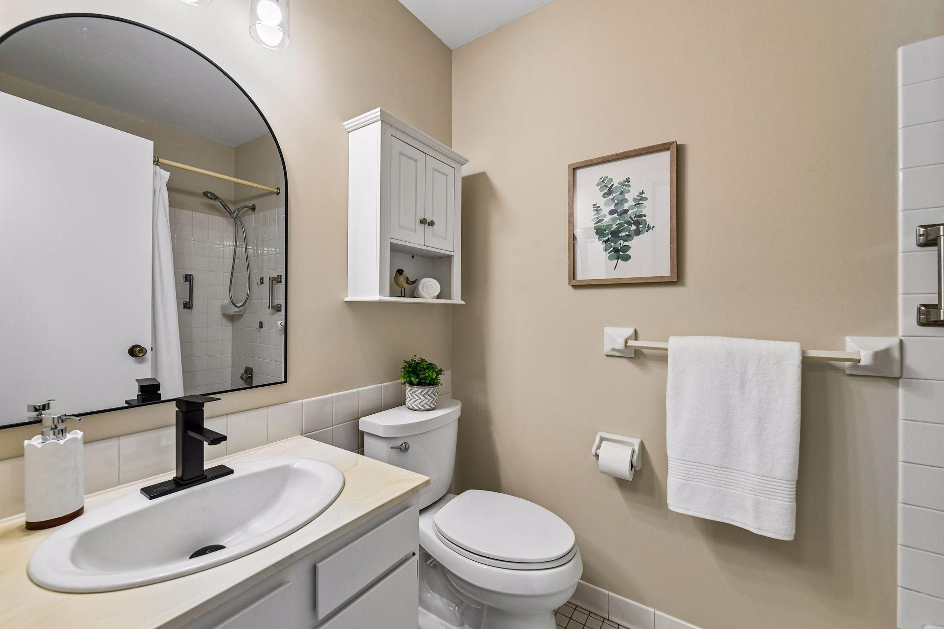 Hallway full bath