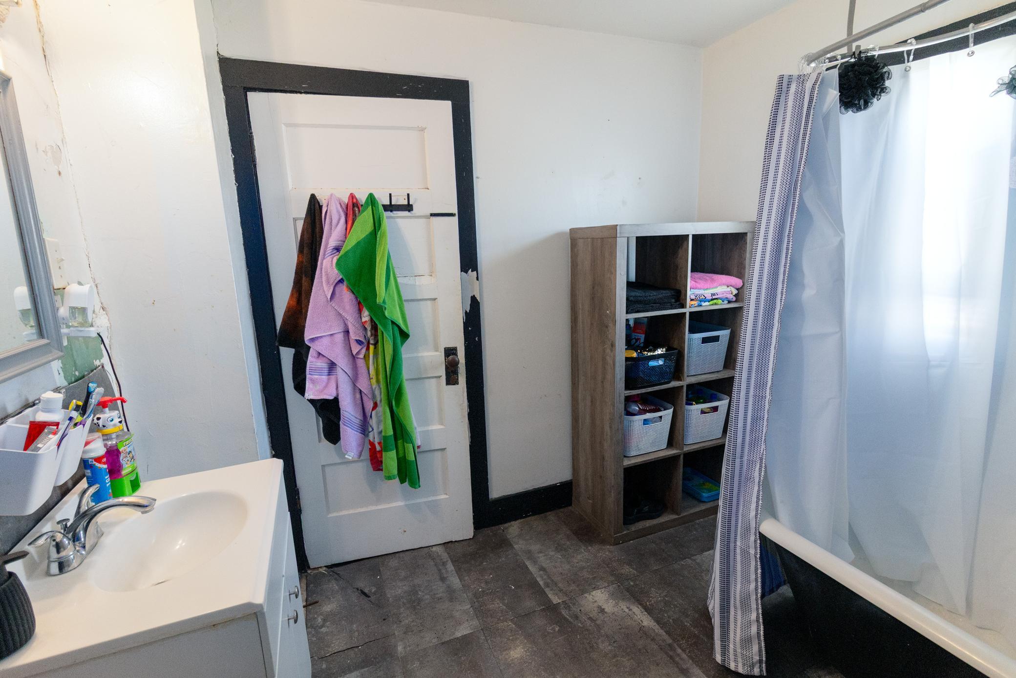 825Clark-BATH-1-3.JPEG