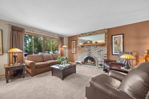 Comfortable Living Room w Fireplace