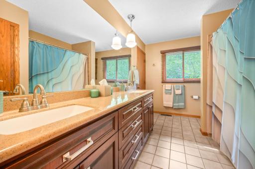 Full bath with Dual Sinks