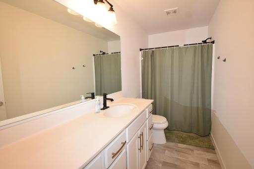 2587 72nd Avenue S, Fargo, ND 58104