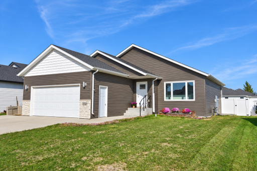 2587 72nd Avenue S, Fargo, ND 58104