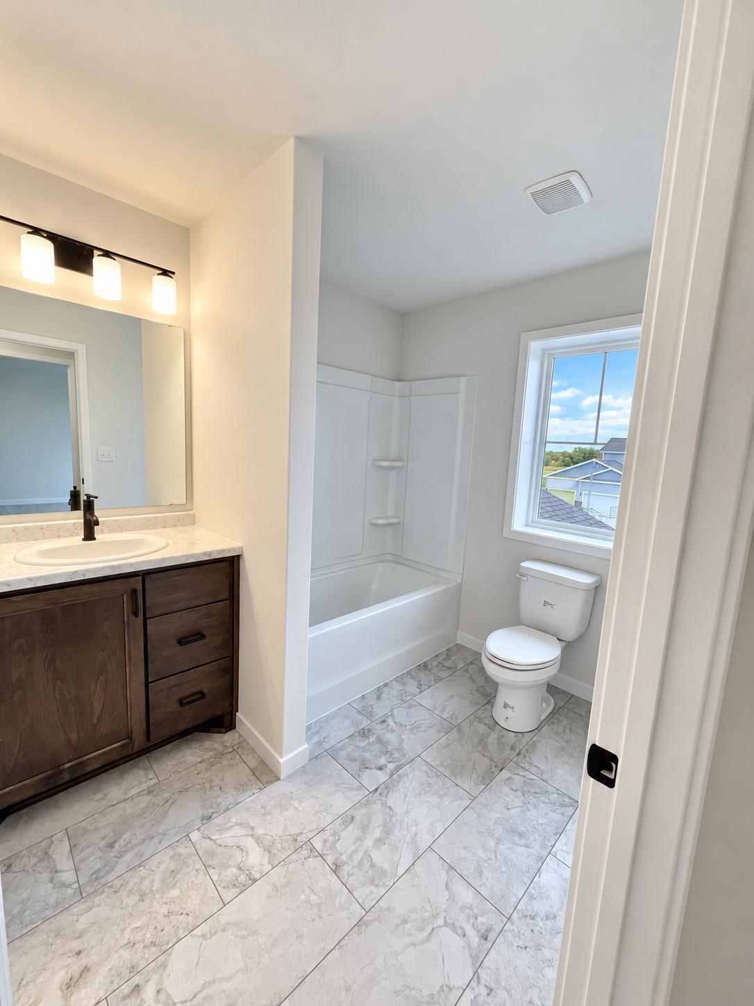 upstairs bath.jpg
