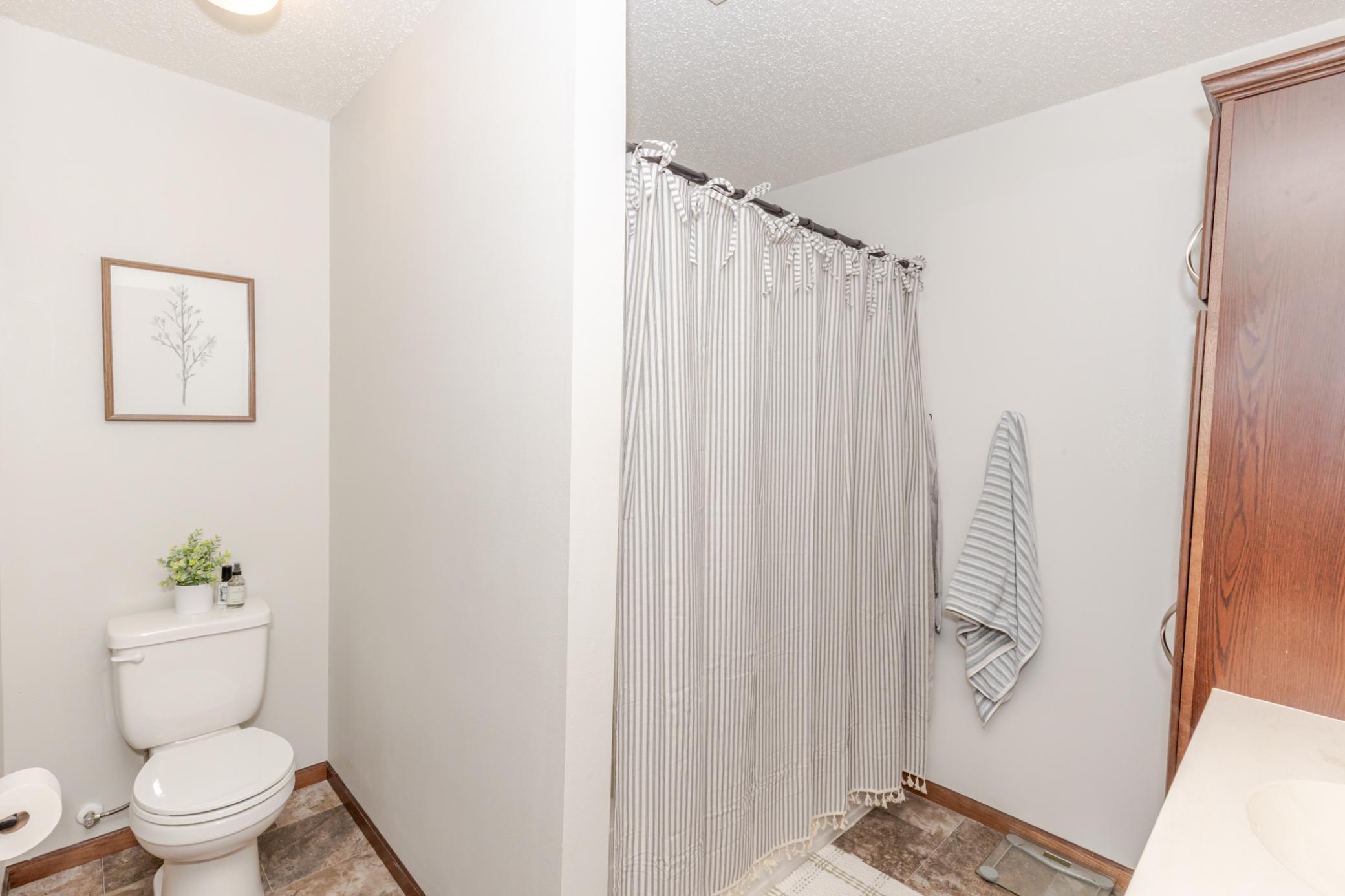Primary Bath - Full - Hollywood