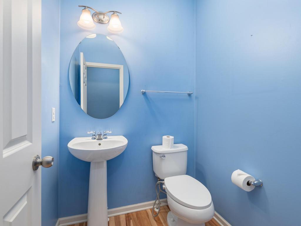 Main floor 1/2 bath
