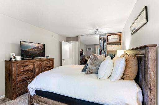 22-web-or-mls-4412-Cedar-Lake-Rd-S-3-22.jpg