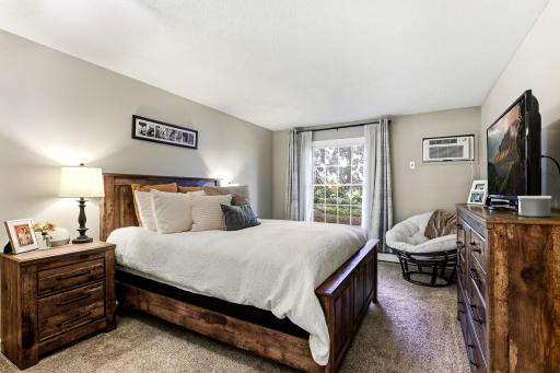 21-web-or-mls-4412-Cedar-Lake-Rd-S-3-21.jpg